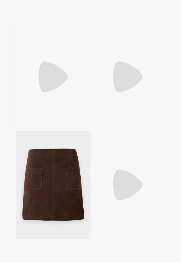 Ribbade, långärmade toppar i klar röd med fyrkantig halsringning. Har en figurnära silhuett och en mjuk textur. Varumärkesetikett synlig.; Brun mockakjol med en klassisk A-linjeform, två framfickor med rundade klaffar och subtila sömdetaljer.; Svart läder Mary Jane lägenhetssko med rund tå, prydd med silverfärgade cirkulära nitar och ett justerbart band med spänne.; Brun läderhandväska med klaffstängning, guldfärgad hårdvara, axelrem och en slät yta. Kompakt rektangulär form.