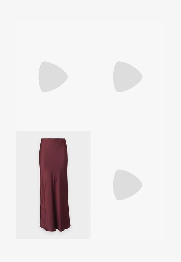 Musthave läbipaistev must pluus, millel on pikad varrukad, koos nahavärvi bodysuit'iga. Omab kraed ja istuvaid mansette. Sile tekstuur.; Burgundia satiinist maxi-seelik, mis on vormitud talje ja laieneva äärisega, omades siledat tekstuuri ning ilma nähtavate mustrite või kaunistusteta.; Mustad musta nahkasaapad, millel on terav nina ja paks kõrge konts, esitatud vasakult külje profiilis valgel taustal.; Guess SIBEL  - Käekott - rot