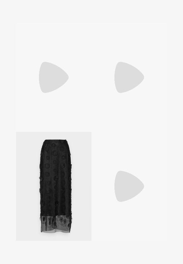 Maglione nero a maniche lunghe con colletto alto, caratterizzato da un motivo a pois bianchi, realizzato in un materiale liscio e elasticizzato. Design attillato.; Gonna maxi nera con motivi floreali ricamati. Sovrapposizione trasparente che arricchisce la texture. L'orlo presenta ulteriori dettagli floreali.; Sandali neri con tacco a blocco e punta quadrata, caratterizzati da molteplici fasce sottili, una fibbia regolabile alla caviglia e un tacco testurizzato.; The Kooples SAC - Borsa a mano - black