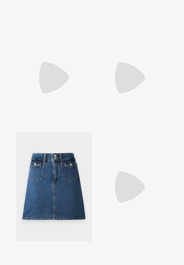To sett bluser: den ene med leopardmønster i beige og svart, den andre ensfarget svart. Begge har tynne justerbare stropper og en tettsittende design.; Denimskjørt i dyp blå, med en tilpasset midje, to frontlommer, to baklommer og lukkeringer i sølvfarge.; Sorte lærkne-høye støvler med firkantet tå, smal hæl og en vertikal sømdetalj langs den ytre skaftet. Glatt tekstur.; Sorte hjerteformet veske laget av patentlær med en frontlomme som har spenne-lukking og avtagbar stropp. Sølvfargede detaljer.