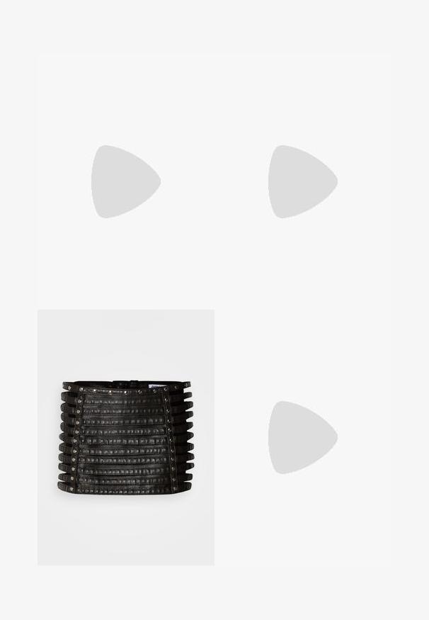 Grå t-skjorte med korte ermer lagd over en hvit skjorte med lange ermer, begge i myk bomull. Har en liten logo på brystet.; Svart lærminiskjørt med horisontale remmedetaljer og sølvnitter langs toppen og langs de vertikale sidene.; Sorte skinnkne-høye støvler med spiss tå og høye stiletthæler. Glatt tekstur og elegant design, med minimal detaljering.; Sett med sølvringer som har forskjellige design: hoops, stift og hengende stiler, med kuleakenter og spisse detaljer.