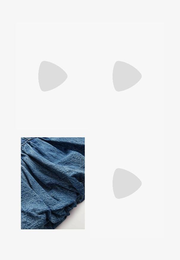 Tissu de maillot de bain léger avec un motif abstrait beige et noir, présentant une texture froncée et des liens ajustables pour un bon ajustement.; Tissu en denim d'une teinte bleu profond, présentant une texture froncée qui crée des plis doux. Surface lisse avec des variations de couleur subtiles.; Bottines blanches en cuir avec un bout pointu, un talon bloc de hauteur moyenne et une sangle ajustable. Texture lisse ; design minimaliste.; Sac à main en cuir noir avec une finition texturée, une forme structurée, des poignées doubles et une bandoulière amovible. Accent en métal doré.