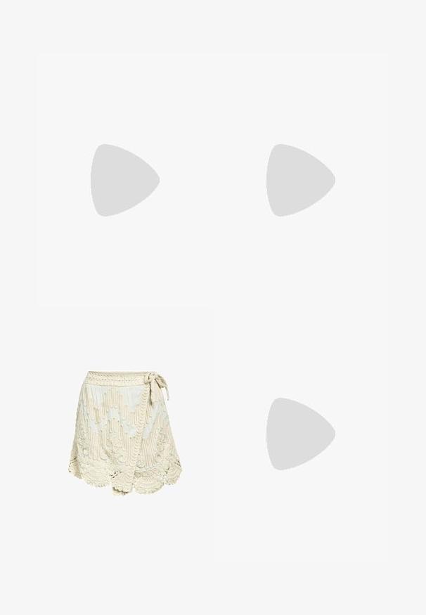 Next FUN GRAPHIC OVERSIZED  SHORT SLEEVE CREW NECK  - T-Shirt print - ecru stone padron peppers; Cremfarbene Wickelröcke mit strukturierten Stickereien, ausgestattet mit gewelltem Saum und Bindegurt an der Taille. Hergestellt aus leichtem Stoff mit ausgeklügelten Mustern.; Braune Wildleder-Sandalen mit Kreuzriemen-Design und flacher Sohle. Weiche Textur und minimalistischer Look. Geeignet für die Freizeit.; Sonnenbrille mit eckigen schwarzen Rahmen, getragen von einem Modell mit einem grauen Pullover, der ein strukturiertes Strickmuster zeigt, sowie einer schwarzen Lederjacke, die von einem anderen Modell getragen wird.