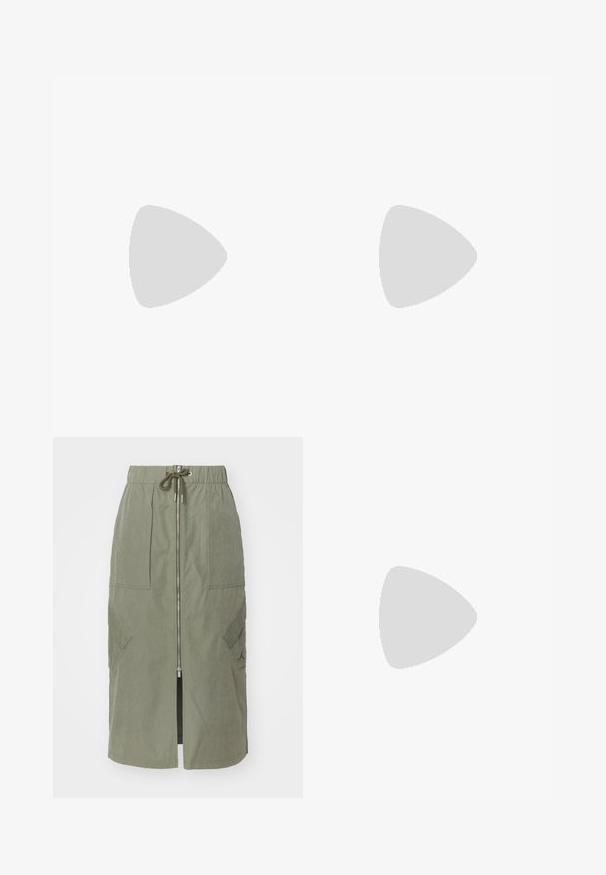 T-shirt en coton beige avec une coupe décontractée, un col ras du cou, des manches courtes et une petite étiquette carrée avec logo sur la zone gauche de la poitrine.; Jupe midi vert olive en tissu léger, avec une fermeture éclair à l'avant, une taille élastique et de grandes poches latérales avec des rabats angulaires.; Baskets basses en toile blanche avec une semelle en caoutchouc couleur gomme, bout rond, fermeture à lacets et détail en cuir sur le côté.; Boucles d'oreilles en argent en forme de créoles avec un design torsadé, dotées d'une finition polie et d'une fermeture à poussoir. Mesurent environ 3 cm de diamètre.