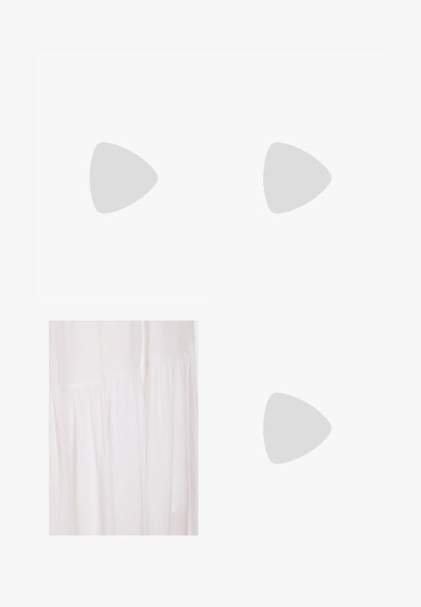 Siva majica s kratkimi rokavi, izdelana iz mešanice mehkega bombaža, klasičnega kroja z okroglim izrezom, ki se ponaša s sproščenim fitom in zloženimi rokavi.; Bela obleka iz blaga z teksturirano površino, mehkim naborkom in neurejenimi oblikovalskimi elementi, ki ustvarjajo tekočo silhueto.; Svetlo rjavi nubukovi natikači z zaobljenim nosom, nastavljivim trakicami s sponko in teksturirano notranjostjo. Imajo črneno gumijasto podplat z utori.; Siva prevelika kapuca s kenguru žepom, uparena s mornarsko plavom suknjom s volanima. Dodatak: veliki svijetložuti ruksak, glatke teksture.