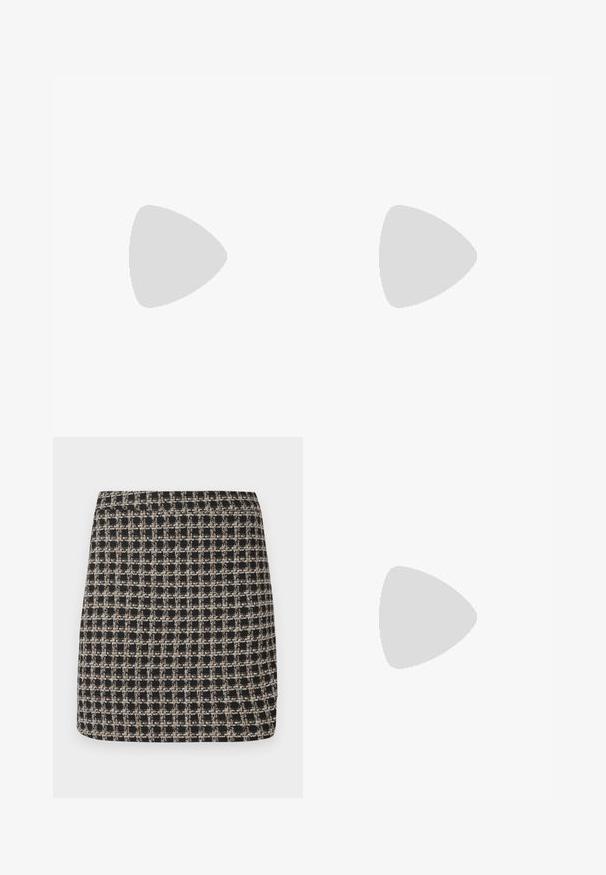 Marineblå polo-skjorte laget av glatt, lett stoff. Har en klassisk krage og knappestolpe med fire knapper, korte ermer og rett nederkant.; Svart og beige rutete miniskjørt med teksturert vev og en jevn linning, med en strukturert passform og enkelt design.; Sorte flate sko med en liten sløyfedetalj på tåen, kombinert med mørkebrune ribbede strømpebukser. Skoene har en glatt overflate og lav profil.; Burgunderfarget myk stoffhåndveske med en samlet design og en lang stropp, båret som en crossover. Modellen har på seg en hvit crop-top og svarte jeans.