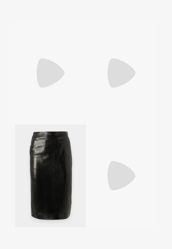 Világoskék, rövid ujjú felső, puha anyagból készült, kerek nyakkivágással és enyhe redőzéssel a laza illeszkedés érdekében. Minták vagy díszítések nélkül.; Fekete bőr ceruzaszoknya, amely karcsú fazonnal, sima tapintással és tiszta szilhuettel rendelkezik, látható díszítések vagy minták nélkül.; Fekete bőr Mary Jane lapossarkú cipő, lekerekített orral, ezüst színű kör alakú szegecsekkel és állítható pánttal, csattal.; Fekete bőr kézitáska texturált felülettel, arany záródással, rövid fogantyúval és levehető vállpánttal.