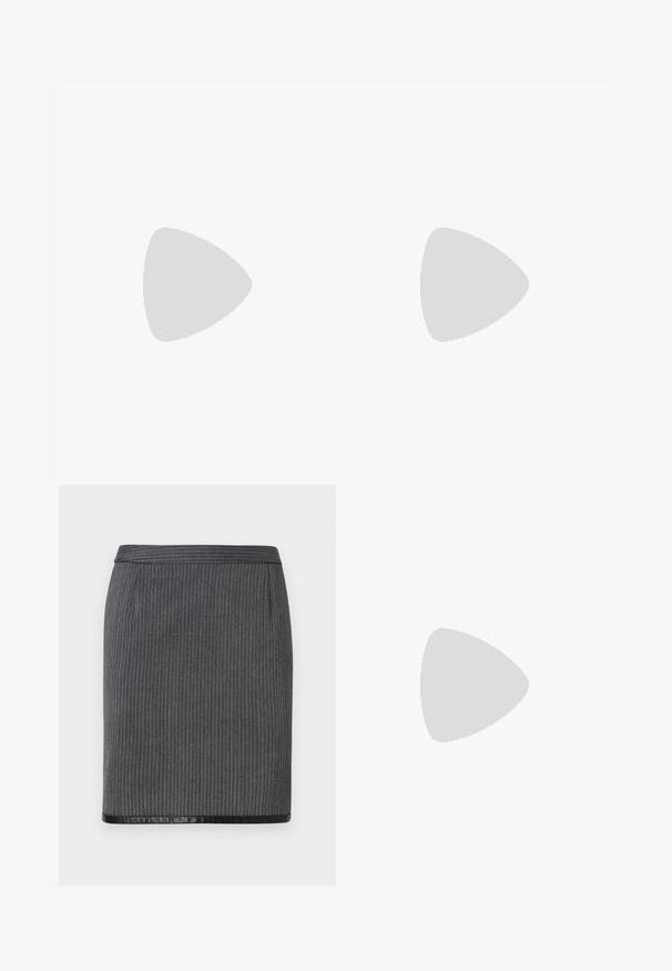 MISBHV TOP - Top - black/white; Grå ribbet blyantskirt med en glat sort kant. Har et tætsiddende design og et standard liv. Teksturen er vævet og sofistikeret.; Sorte lakerede højhælede sko med en spids tå-design og en strømlinet silhuet. Har en glat, skinnende finish og en slank stiletto-hæl.; Sort læder crossover taske med rektangulært design, sølv hardware detaljer, justerbar rem og diskret præget logo.