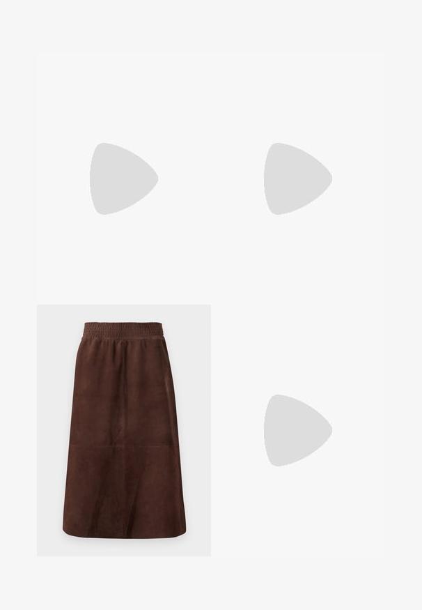 Schwarzes, kurzes T-Shirt aus Baumwolle, mit rundem Ausschnitt und kurzen Ärmeln. Enthält eine aufgesetzte Tasche mit einem "REPLAY"-Label.; Brauner Wildlederrock mit elastischem Bund, A-Linien-Form, glatter Textur und ohne sichtbare Muster oder Hardware.; Schwarze Leder-Ballerinas mit spitzem Zehenbereich, Knöchelband und flacher Sohle, die eine glatte Textur und ein minimalistisches Design aufweisen.; Schwarze Handtasche aus Kunstleder mit Krokodilstruktur, gerafftem oberen Teil und einem geschoppten Tragegurt. Sie wirkt weich und kompakt im Design.