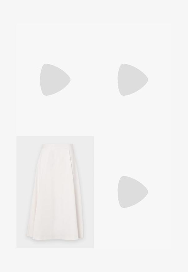 Svart bomullströja med korta ärmar och rund halsringning, prydd med en glittrig logotypdesign som säger "LIU.JO MILANO."; Ett knä-långt, vitt A-linjeformat kjol gjort av jämn tyg, med en platt midja och subtila veck för att ge form och rörelse.; Vita lädersneakers med en tjock vit sula, svartsuede hälaccent och präglad logotyp på sidan. Snörningsdesign med sex öglor.; Svart överdimensionerade solglasögon med geometrisk form, med mörka linser och en kontrasterande grå detalj på ramen. Logotyp på bygeln.