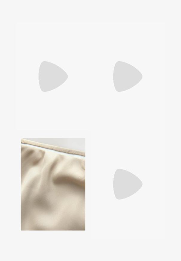 Next RACER STANDARD beżowy; Beżowa tkanina o gładkiej fakturze, z delikatnymi zagnieceniami i kontrastowym białym zamkiem błyskawicznym wzdłuż górnej krawędzi.; Buty sportowe z białą skórzaną cholewką, szarym zamszowym noskiem i trzema czarnymi paskami. Posiadają niebieskie logo na języku oraz teksturowaną gumową podeszwę.; Burgundzka torebka z teksturą krokodylej skóry, w kształcie zakrzywionym, z akcentem w postaci złotego logo. Posiada pojedynczy pasek ze złotymi elementami.