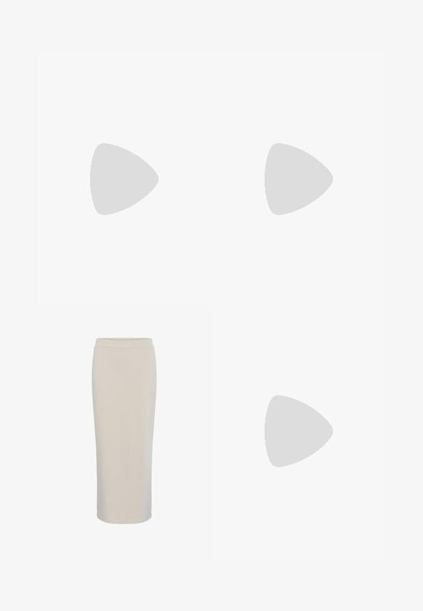 Kurzer, roter Strickpullover mit Rundhalsausschnitt und gerippten Kanten, kombiniert mit dunklen Hosen. Einfaches, figurbetontes Design.; Beige, knielanger Rock aus weichem, dehnbarem Stoff. Verfügt über einen einfachen elastischen Bund und eine gerade Silhouette ohne sichtbare Muster.; Braune Leder-Slide-Sandalen mit zwei breiten Riemen mit Aussparungen, flacher Sohle und glatter Oberfläche. Moderne, minimalistische Gestaltung.;  Schildpatt-Sonnenbrille mit grünen Gläsern, ovale Form, mit goldfarbenem Logo-Element an der Seite und glatter, glänzender Oberfläche.; Weiße strukturierte Handtasche mit schwarzem Rand, ausgestattet mit einem goldenen Kettenriemen, einem abnehmbaren Schulterriemen und einem dreieckigen Logo-Akzent.; Halskette aus weißen Süßwasserperlen mit unregelmäßigen Formen, verbunden mit goldenem Beschlag und einer zarten, verstellbaren Kette zur Längenanpassung.