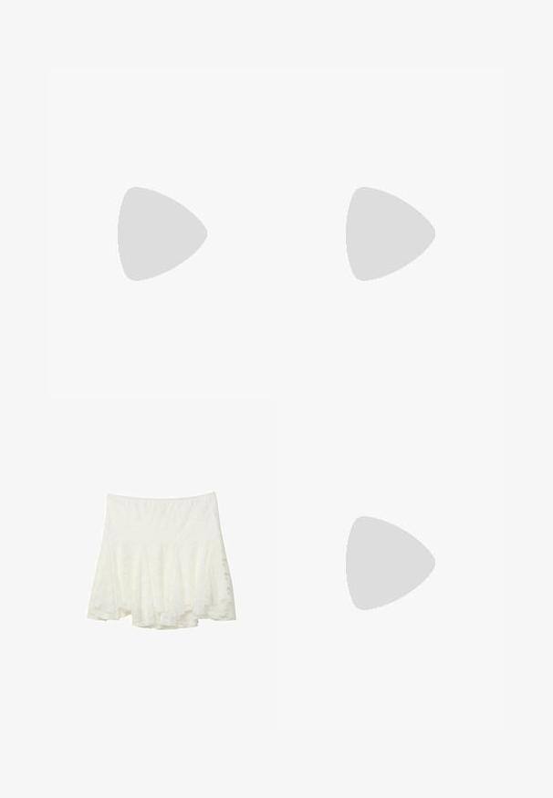 Stradivarius GATHERED HALTER - Top - white; Stradivarius FITTING - Áčková sukně - white; Béžová espadrilová klínová obuv s pleteným svrškem, silnou jutovou podrážkou a dlouhými látkovými šňůrkami kolem kotníku. Texturovaný povrch s plochou, pevnou stélkou.; Zlatá taška se šňůrkou a kruhovou rukojetí, pokrytá lesklými kulatými flitry a texturovanou tkaninou. Rozměry nejsou uvedeny.