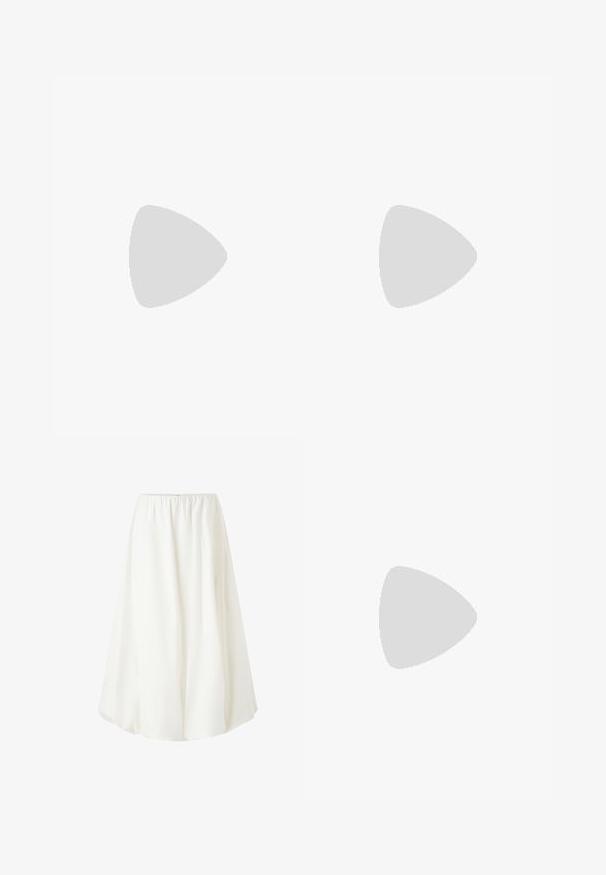 Grå langærmet top lavet af glat stof; har en rund halsudskæring og en lige, let løs pasform uden synlige mønstre eller accenter.; Hvid, knælang nederdel med elastisk talje, der har et let og bølgende design i blødt stof. Ingen synlige mønstre.; Sort ankelstøvle lavet af glat stof, med spids tå og slank stilettohæl, i et sømløst design uden synligt hardware.; Sort læderhåndtaske med en unik halvmåneform. Har et minimalistisk design, glat tekstur og et subtile logo. Justerbarrem.