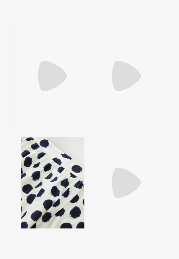 Langärmliges weißes Henley-Shirt aus geripptem Stoff, mit einem V-Ausschnitt und fünf Knöpfen in goldfarbener Optik entlang der Knopfleiste.; Weißer Stoffrock mit navyblauen runden Pünktchen. Der Rock hat eine geraffte Taille und eine glatte Textur.; Knöchelhohe, tanfarbene Stiefel aus einem glatten Material mit einer spitzen Zehe und einem niedrigen, gestuften Absatz. Schlichtes Design, ohne sichtbare Muster oder Akzente.; Geflochtene Strohtasche in breiter, sich verjüngender Form mit zwei schwarzen Ledergriffen. Natürliche beige Farbe mit strukturierter Oberfläche.