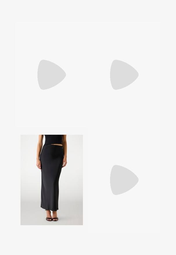 Guess TRIANGLE - Nyomott mintás póló - pure white; Fekete satin, földig érő szoknya elegáns kialakítással, diszkrét fényével és oldalsó hasítékával, fekete, pántos magassarkúkkal párosítva.; Fekete lakkbőr slingback sarkú cipők hegyes orral, karcsú stiletto sarkukkal és díszítéssel a lábfejen.; Fekete flitteres mini kézitáska csomózott textúrájú pánttal és ezüst lánccal. Lekerekített forma, ráncolt tetejével és fényvisszaverő részletekkel.