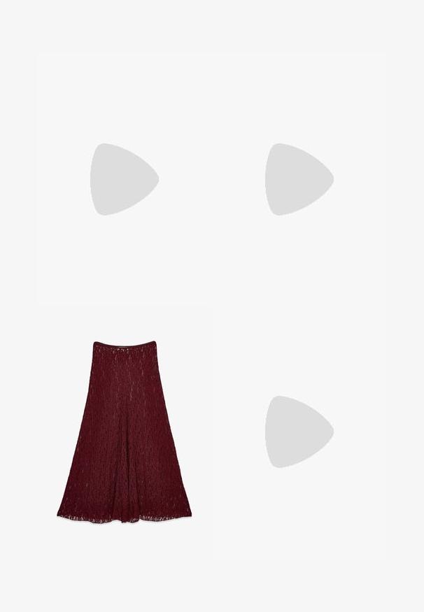 Gul t-shirt med korte ærmer, afslappet pasform, rund halsudskæring, let buet kant og blød stoftekstur.; Lang burgunderfarvet blonde nederdel med A-line silhuet og semitransparent blomstermønster.; Bordeaux slingback højhælede sko med spids tå, lavet af læder. Har en dekorativ detalje på vampen og en 7,5 cm stilettohæl.; Bordeaux læderhåndtaske med et blødt, samlet design og en rund form. Håndtaget er sikret og viser en glat tekstur.