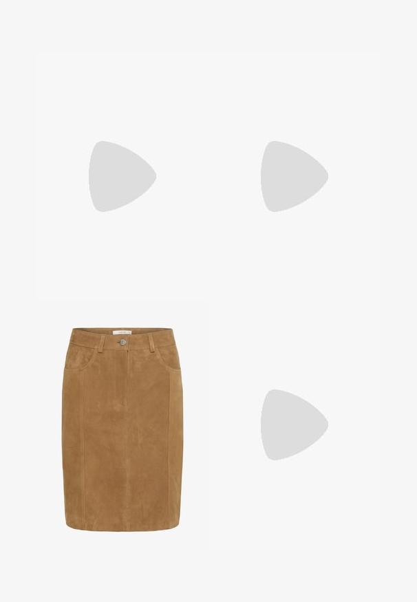 Randig kortärmad stickad topp i orange och vitt; rund hals; mjuk textur; rak skärning; avslutad med en enhetlig vit ribbad fåll.; Brun mocka blyertkjol med en slät yta, frampockar, knappstängning och vertikala sömdetaljer.; Bruna mockasiner i mocka med en glänsande mörkbrun lacklädertå och en liten rosettdetalj fram. Platt klack.; Svarta plastglasögon med oval form, utrustade med klara linser och en lila accent på vänstra linsen. Snygg, minimalistisk design.; Väska i tan läder med en strukturerad design, dubbla handtag och detalj med guldfärgad lås. Slät textur med rundade hörn.