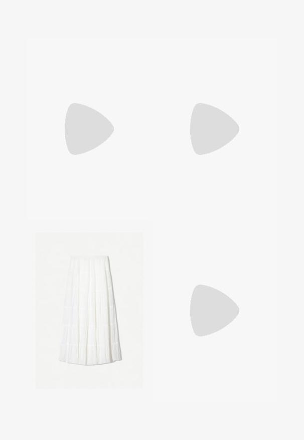 Robe blanche à col halter avec un corsage froncé, un ourlet à volants et une texture de tissu douce. Liens ajustables au niveau du cou.; Bershka Jupe longue - white; Botte en toile blanche à talon compensé avec lien autour de la cheville, talon en jute, bout rond et tige en tissu texturé. Le talon mesure environ 7 cm.; Sac fourre-tout en paille tissée avec une texture tressée, anses et base en cuir marron foncé, forme circulaire large et design ouvert en haut.