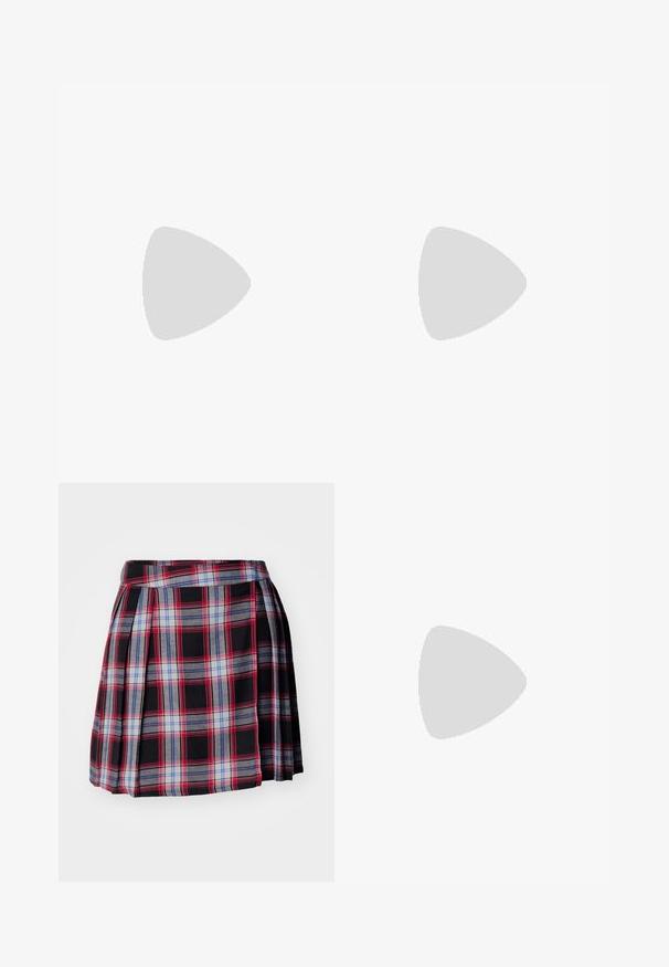 Langarm, ribbelige roze top met een V-hals, voorzien van een vijfknopslijst en een klein geborduurd logo op de borst.; Zwarte geruite rok met rode, blauwe en grijze checks, met plooien en een platte tailleband voor een gestructureerde pasvorm. Zachte stoftextuur.; Gouden metallic enkellaarzen met puntige neuzen, ritsluiting en een blokhak. Gladde structuur met gestikte accenten en een klassieke vorm.; Gouden oorringen, dun en rond van vorm, met een gladde metallic afwerking en zonder versieringen of patronen.