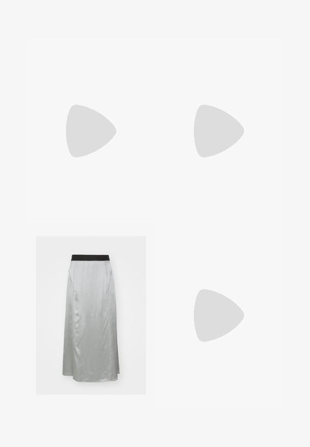 Γκρι βαμβακερή πόλο μπλούζα με κλασικό γιακά, κοντά μανίκια και ένα μικρό λευκό λογότυπο στο αριστερό στήθος. Λεπτομέρεια με δύο κουμπιά.; Ασημί σατέν μ�ακριά φούστα με μαύρη ελαστική ζώνη, που διαθέτει λεία υφή και πλευρικές ραφές για κομμένο στυλ.; Μαύρο δερμάτινο ψηλοτάκουνο παπούτσι με μυτερή μύτη, λεία υφή και κοφτό τακούνι. Μινιμαλιστικός σχεδιασμός, χωρίς επιπρόσθετες διακοσμήσεις.; Μαύρη δερμάτινη τσάντα χειρός με συγκεντρωμένο σχέδιο, διπλό κλείσιμο με κορδόνια και αποσπώμενος ιμάντας ώμου. Περιλαμβάνει μεταλλική λεπτομέρεια λογοτύπου.