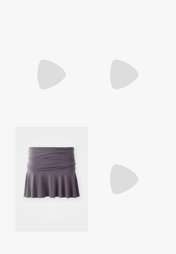 Top de bumbac alb cu model ribbit, cu guler rotund și fără mâneci. Textură fină și siluetă mulată, ideal pentru stratificare.; Fustă gri, până la genunchi, confecționată dintr-un material moale, cu talie strânsă și tiv evazat. Prezintă o textură fină și un design simplu.; Bot negre până la genunchi, realizat din piele ecologică, cu vârf ascuțit, textură netedă și toc gros. Design minimalist fără accente vizibile.; Geantă de umăr neagră, realizată dintr-un material texturat, cu o formă rectangulară, având închidere cu fermoar și o curea pentru încheietura mâinii. Include un buzunar frontal.