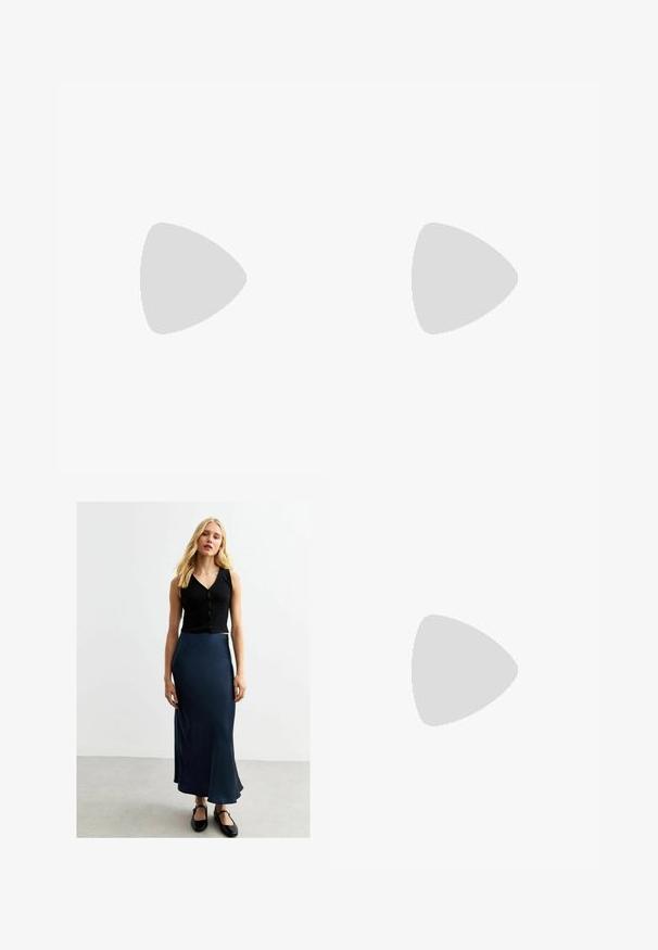 Bloemige mesh tanktop in roze, paars en groene tinten. Heeft zwarte kanten bandjes en kleurrijke strasstenen versieringen aan de voorkant.; Zwarte geribbelde knoop Crop Top en een marineblauwe satijnen maxi-rok. De rok heeft een gladde glans en een uitlopende zoom, gecombineerd met zwarte platte schoenen.; Zwarte leren enkelboot met een dikke hoge hak, vetersluiting aan de voorkant, metalen oogjes en gele stiksels langs de zool. Getextureerde rubberen zool.; Zwarte gewatteerde leren handtas met een gouden kettingband en logo-detail. Rechthoekige vorm, zachte textuur, met een klep sluiting.