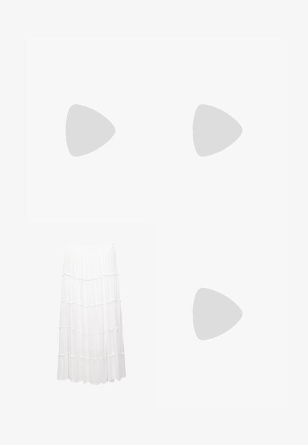 Bela rebrasta kratka majica s tankimi naramnicami, ki na sprednji strani vsebuje majhen kvadraten logotip z "CK" v rdeči barvi. Gladka tekstura.; Bela večplastna krila iz lahkotnega materiala, ki ima elastičen pas, nabrane plasti in tekoč dizajn, ki se razteza do sredine meč.; Bež sandal z odprtim prstom iz lakirane usnjene površine z nizko stiletto peto. Ima osrednji dekorativni akcent na zgornjem delu. Gladka, sijajna površina.; Črne oversize sončne očala z ovalnimi lečami, gladkim plastičnim okvirjem in zlatenimi detajli na templjih. Temne leče zagotavljajo zaščito pred soncem.