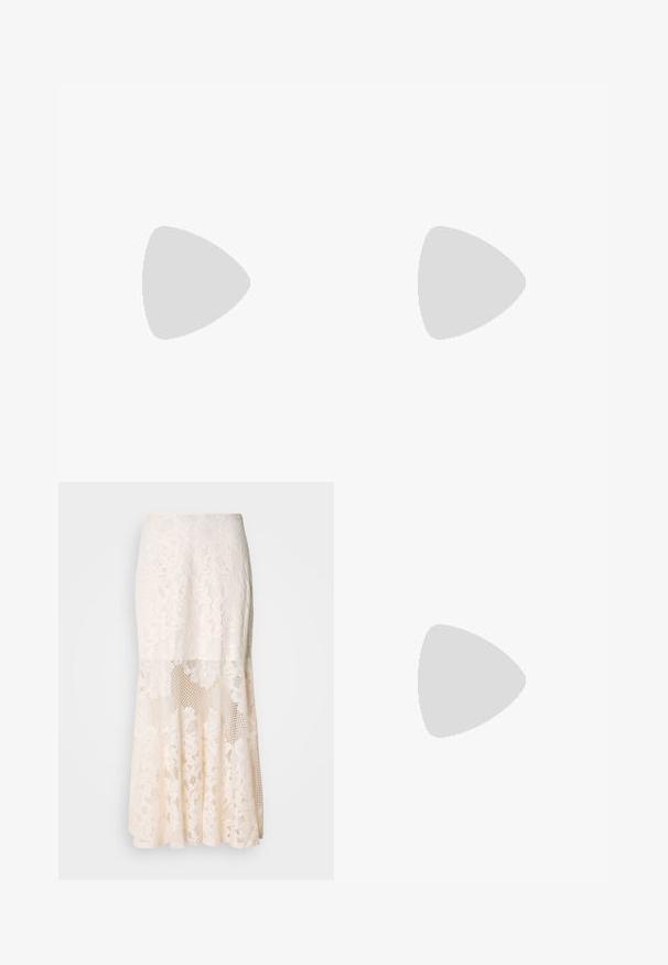 Schwarzes Top mit einem Schulterträger, aus weichem, dehnbarem Material; figurbetontes Design mit schlanker Silhouette und glatter Textur. Keine sichtbaren Verzierungen.; Blumige Spitzen-Midi-Rock in Creme; verfügt über ein geschichtetes Design mit transparenten Abschnitten, strukturierter Spitze und einem ausgestellten Saum.; Schwarze Leder-Balletschuhe mit spitzer Zehenform, verstellbarem Riemen und niedrigem Absatz; glatte Textur mit minimalistischem Design.; Silberne Creolen mit polierter Oberfläche, die kleine goldene Akzentdetails und eine runde Form aufweisen, am Ohrläppchen getragen.