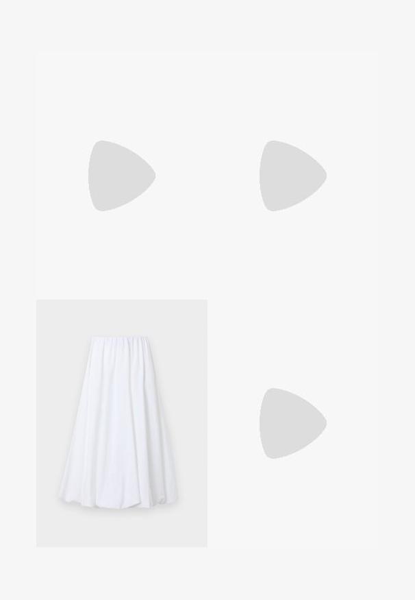 T-shirt blanc à manches courtes en coton. Doté d'un col rond et d'une texture lisse et douce avec une coupe décontractée. Aucun motif ni accent.; Jupe longue blanche jusqu'à la cheville, dotée d'une taille élastique, fabriquée en tissu léger avec une texture douce et une silhouette fluide.; Escarpin noir à bout pointu avec texture en cuir de crocodile, présentant un design élégant, un haut talon aiguille et un intérieur noir lisse.; Pochette en cuir bleu marine avec une texture crocodile, une chaîne en argent et un fermoir métallique. De forme rectangulaire avec un design rabat.