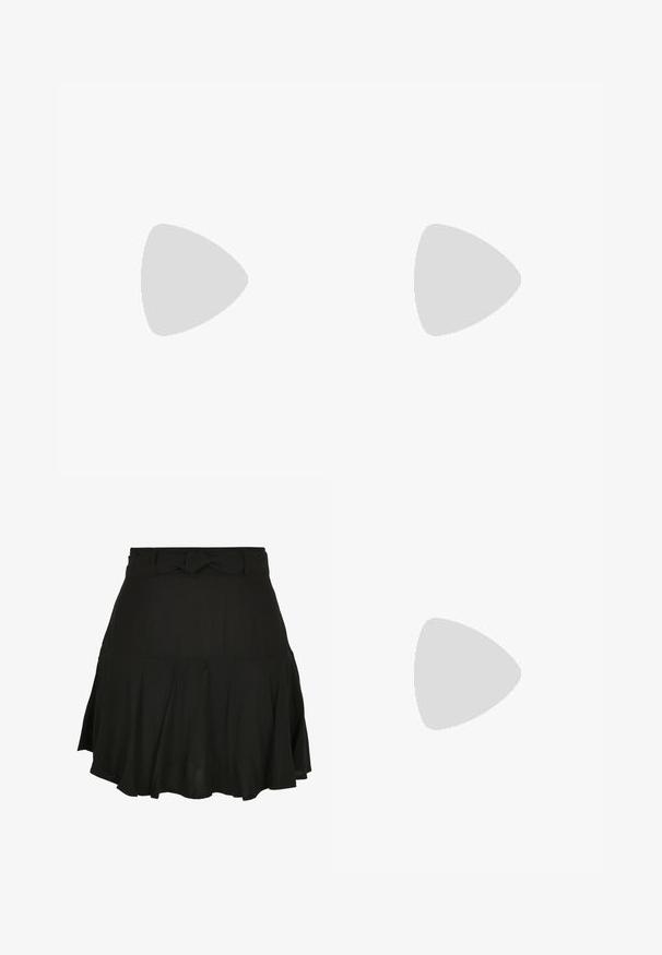 Due top a coste, uno nero e uno bianco, con scollatura rotonda e senza maniche. Ognuno presenta una silhouette aderente e una texture morbida.; Gonna nera con design svasato, dotata di un dettaglio in vita annodato e tessuto leggero, creando morbidi drappeggi all'orlo.; Stivale alla caviglia in pelle nera con pannello laterale testurizzato, punta tonda e suola platform spessa con motivo a zigzag.; Borsa hobo in pelle nera con design morbido, ampia tracolla e texture liscia. Presenta una chiusura con zip laterale.