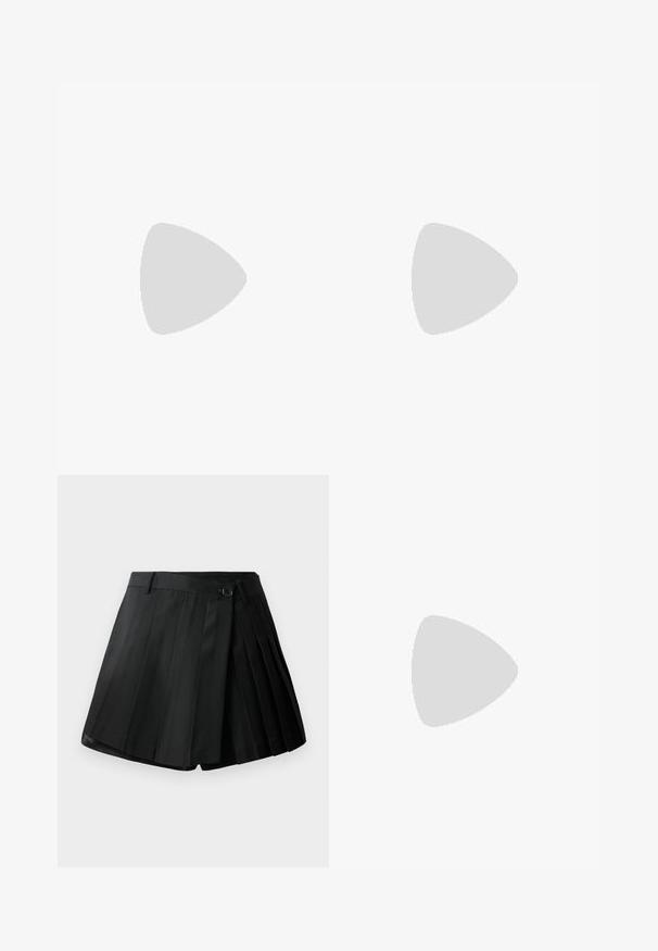 T-shirt bianco in cotone con scollo rotondo, maniche corte con dettagli a taglio e design aderente. Tessuto liscio, minimalismo nei dettagli.; Bermuda nera a pieghe con fronte piano, chiusura con bottone e tessuto leggero. Decorata con pieghe nette e orlo pulito.; Mule nere in pelle con tacco alto, punta aperta, design affusolato, texture liscia e tacco stiletto sottile.; Borsa in pelle nera con accenti a borchie, forma rettangolare, due tasche frontali e manico curvo. Dettagli con chiusura a fibbia e a scatto.