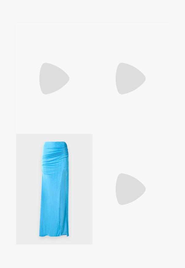 Bezrokavčka za šport v beli barvi z svetlo modrimi črtami. Oblika z V-izrezom ima zračen material in vključuje logo "HEAD" spredaj.; Modra velvet maxi krilo z nabranimi detajli na pasu, s stranskim razporkom in gladko teksturo za tekoč silhueto.; Črne kožne čevlje s koničastim prstom in z vrhunskim logo dodatkom v zlatem odtenku, ki se ponašajo s krivim peto in gladko teksturo.; Črna prešita torbica z zlatim verižnim trakom. Ima zlate podrobnosti z logotipom na sprednji strani. Narejena je iz sintetičnega materiala in ima pravokotno obliko.