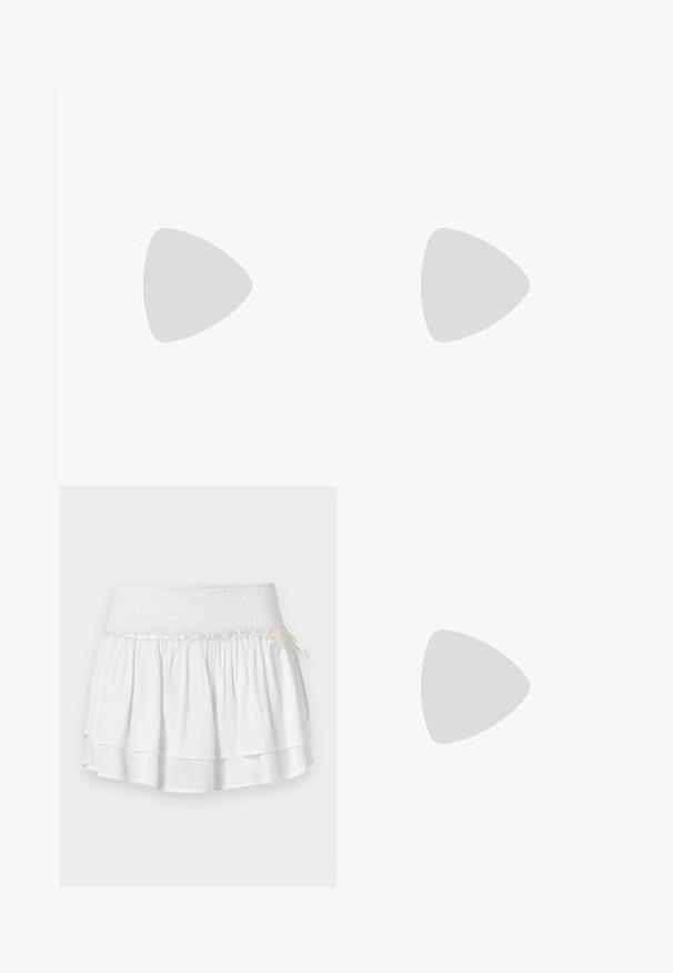 Hollister Co. STRAPLESS CONVERTIBLE DOUBLE TIER BABYDOLL - Top - white; Gonna bianca a strati con vita elastica, caratterizzata da un dettaglio in smocking testurizzato e un nastro decorativo. Tessuto di cotone.; Infradito bianchi con suola testurizzata, caratterizzate da cinghie sottili e design piatto. Realizzate in gomma con un logo sottile sulla soletta.; Occhiali da sole con montatura dorata, lenti ovali verdi e aste in metallo sottili. Presentano estremità in plastica trasparente sulle aste per maggiore comfort.; Borsa a tracolla in paglia intrecciata con dettagli in pelle marrone, due manici e una tracolla removibile. Forma curva con una base solida.