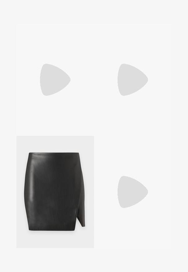 Fekete, hosszú ujjú póló egyenes nyakkivágással és testhezálló fazonnal, puha, könnyű anyagból készült. Egyszerű, egyszínű, mintázat nélkül.; Fekete bőr mini szoknya sima textúrával, egyenes siluettel és aszimmetrikus szegéllyel az egyik oldalon.; Barna lakkbőr slingback cipő hegyes orral és mérsékelt sarkal. Biztonságos illeszkedést biztosító csattal rendelkezik. Sima textúra.; Barna bőr vászontáska sima textúrával, nyitott tetejű dizájnnal és két vállpánttal. Minimális varrással és látható hardver nélkül készült.