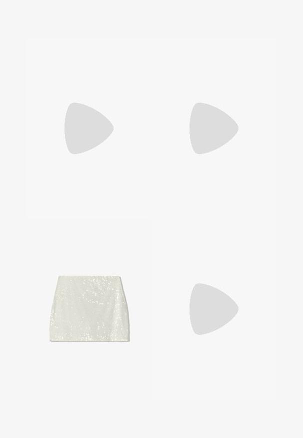 Cremfarbener, taillierter Oberteil aus leichtem Stoff, mit einem rüschenbesetzten Seitendetail und dünnen verstellbaren Trägern. Angenehme Textur mit minimalen Nähten.; Bershka A-Linien-Rock - white; Beige Lackleder Slingback-Absätze mit spitzem Fuß und 5 cm Absatz, mit ausgeschnittenen Seiten und einem schmalen Knöchelriemen.; Schildpatt-Sonnenbrille mit länglich-ovalen Gläsern, braunem Farbton, goldenen Logo-Akzenten an den Bügeln und schlanken schwarzen Bügeln.; Weißes Blumenhandtasche mit einer gerafften Stoffoberfläche, goldfarbener Kettenriemen und metallischem Verschluss. Mit strukturierten Blütenblättern für zusätzliche Details.; Das goldene Armreifarmband zeichnet sich durch ein glattes, elegantes Design aus, das fünf klare Strasssteine gleichmäßig entlang des Bandes anordnet. Mit eingraviertem Logo.