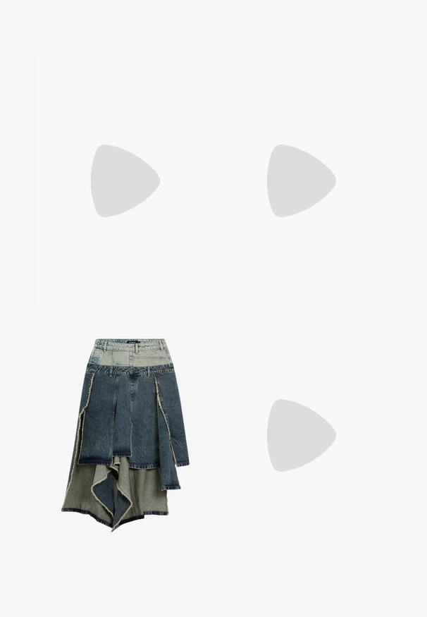 Even&Odd LAYA  - Langarmshirt - off white; Jeansrock mit einem Patchwork-Design in verschiedenen Blau- und Grüntönen, fransigen Kanten, asymmetrischem Saum und mehreren Panelen.; Schwarze synthetische Lederstiefel in Knielänge mit einer spitzen offenen Zehe und einem hohen Stiletto-Absatz. Strukturierte Oberseite und glatte Oberfläche.; Schwarze Sonnenbrille mit glänzendem Kunststoffrahmen, grauen verlaufenden Gläsern und silberfarbenen Akzenten an den Seiten. Schlankes, geschwungenes Design.; Desigual Handtasche - black