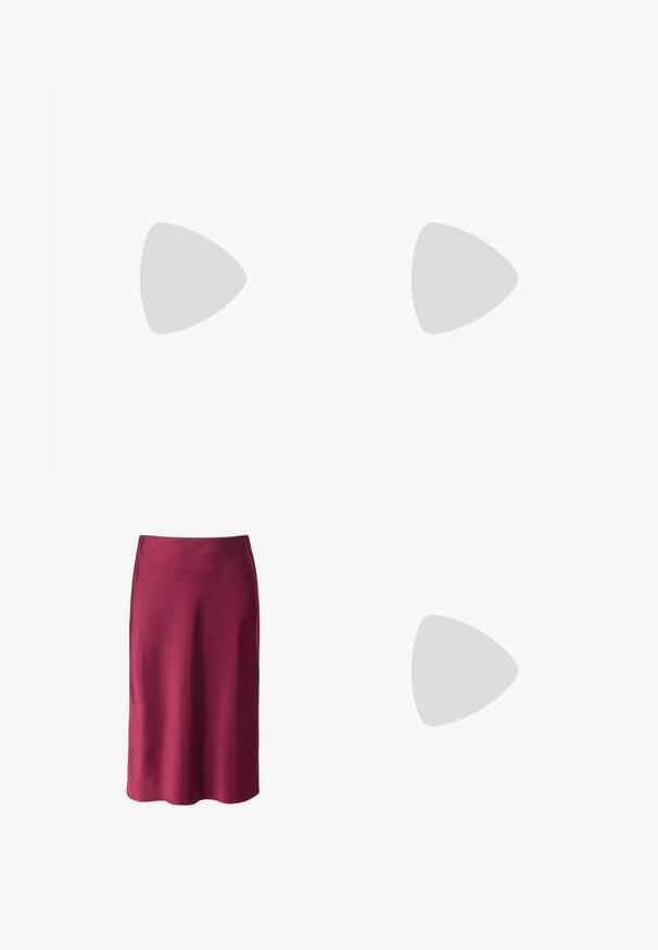 Korte mouwen t-shirt in diep bordeaux, ronde halslijn, zachte katoen stof, en opgerolde mouwen. Eenvoudig ontwerp met een regular fit.; Bordeaux satijnen rok met een gladde textuur, rechte snit, midi-lengte en een subtiele glans. Geen zichtbare patronen of hardware-details.; Zwarte geplooide rok met een high-low zoom, gecombineerd met glanzende rode ballerina's met een bandontwerp. De stof heeft een soepele textuur.; Rood-getinte vierkante zonnebril met bruine lenzen. Gemaakt van doorschijnend plastic. Heeft een opvallend hoekig ontwerp en subtiele branding op de poot.