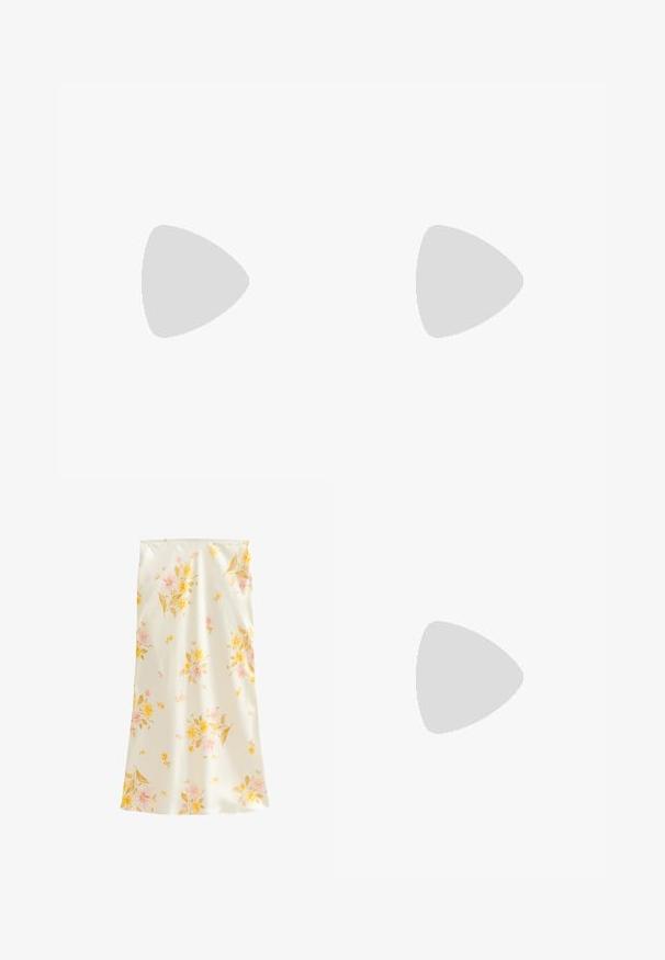 Top bianco senza maniche realizzato in tessuto leggero. Presenta un orlo arricciato e dettagli arricciati sul seno con spalline regolabili.; Gonna in satin con motivo floreale, caratterizzata da uno sfondo crema, fiori rosa e gialli e foglie verdi, progettata con una silhouette dritta e fluente.; Infradito gialle con suola testurizzata, cinturini trasparenti con dettagli in perle e stelle, e un design liscio e minimalista.; Borsa a rete all'uncinetto color beige con motivo floreale, caratterizzata da accenti gialli. Due manici robusti per il trasporto, morbida texture e design aperto.
