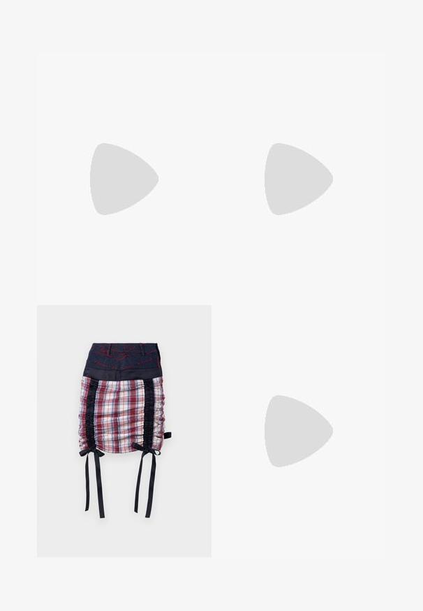 Denim top bez ramienok s nadúvanými kockovanými rukávmi, s telom so vzorom v červenej a modrej farbe a lesklým lemom. Súčasťou sú nastaviteľné ramienka.; Károvaná sukňa s námorníckym denimovým pásom. Má čierne bočné panely, detail riasenia a čierne stužky na okraji. Červené stehy ako akcenty.; Biele sandále na vysokom podpätku otvorené na špičke s hladkým povrchom, minimalistickým dizajnom a štíhlym podpätkom, s jemným hnedým akcentom na podrážke.; Čierne slnečné okuliare s oválnymi šošovkami, lesklý plastový rám a štíhle ramienka. Na boku majú biele logo Ray-Ban.
