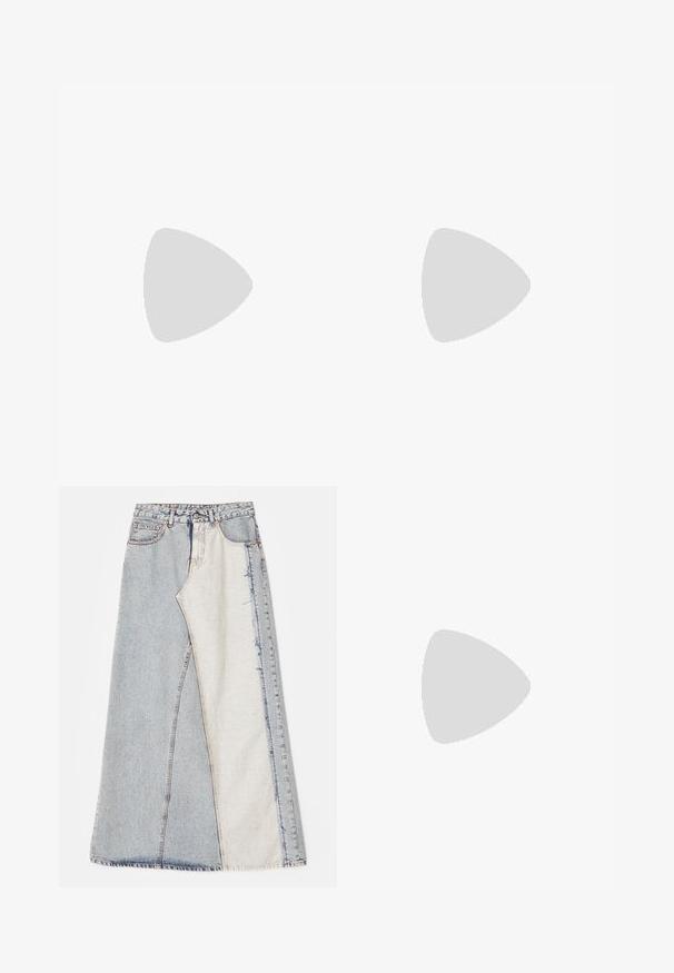 Bílý bezramínkový top s texturovanou tkaninou, zdobený vodorovnými pruhy. Nastavitelné ramínka a kulatý výstřih s detailním šitím.; Džínová sukně s patchwork vzorem obsahující světlé a středně modré části, roztrhané okraje a vysoký pas. Klasický pětikapsový styl.; Černé kožené baletní byty s kulatou špičkou, hladkou texturou, minimálními švy a flexibilním designem podrážky.; Černá kožená kabelka se stříbrným řetízkovým popruhem, zdobená dekorativními křídly a bílým prošíváním podél spodního švu.