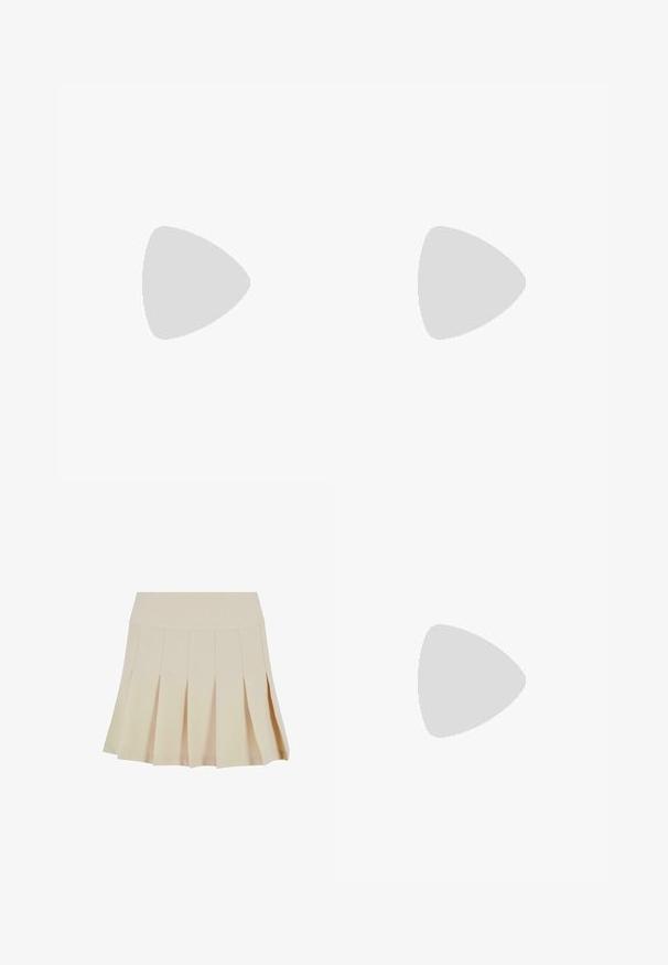 Bralette a costine in beige con scollatura a forma di barco, spalline larghe e design aderente per supporto e comfort. Tessuto liscio senza decorazioni.; Gonna beige a pieghe con vita aderente, realizzata in un tessuto morbido. Presenta diverse pieghe verticali e un orlo dritto.; Stivali in suede marrone a metà polpaccio con suole in gomma nera indossati su gambe nude, mostrano lievi pieghe sulla parte superiore degli stivali.; Borsa a tracolla beige con una finitura in pelle liscia, forma strutturata, due manici e dettagli a scatto laterali. Abbinata a eleganti tacchi neri.; Fascia per capelli imbottita di colore crema con design intrecciato, abbinata a una camicia a righe beige e bianche con scollatura rotonda. Accenti di gioielli delicati.