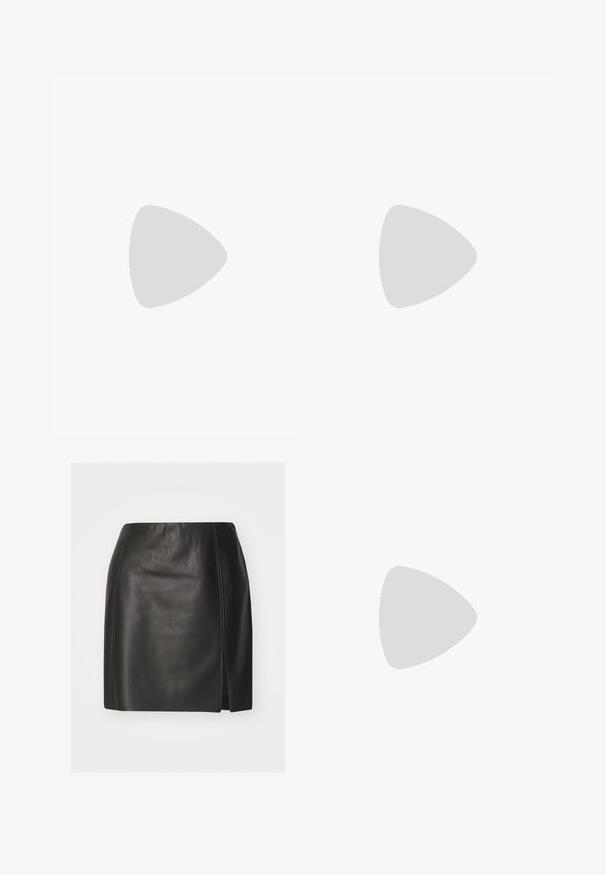 Hvid bomulds t-shirt med korte ærmer, rund hals og et rødt og blåt broderet logo på venstre side. Glat tekstur, afslappet pasform.; Sort læder mini-skirt med tætsiddende design, glat tekstur, sideslids detalje og kontrasterende syninger på sømmene.; Hvide sneakers med ruskinddetaljer, strukturerede snørebånd og gummisål. Kombineret med løse, brune bukser. Logoet er vist på siden.; Sølv hoop øreringe med en glat, skinnende overflade. Rundet form, letvægtsdesign med post-back lukning.