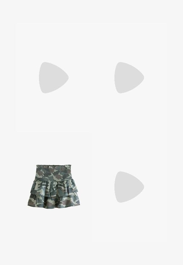 Top a maniche lunghe crema, caratterizzato da una texture arricciata con una silhouette leggermente aderente. Tessuto morbido con scollatura rotonda e cuciture lisce.; Gonna a balze in stampa camouflage con vita smockata, caratterizzata da tre strati arricciati in tonalità di verde e grigio tenui. Tessuto leggero.; Sneaker alte beige con un design in suede e mesh, cinturini in velcro regolabili e una suola in gomma spessa con un motivo a zigzag.; Due anelli d'oro sono esposti, uno spesso e arrotondato, l'altro sottile e piatto. Entrambi presentano una superficie liscia e lucida con una finitura lucidata.