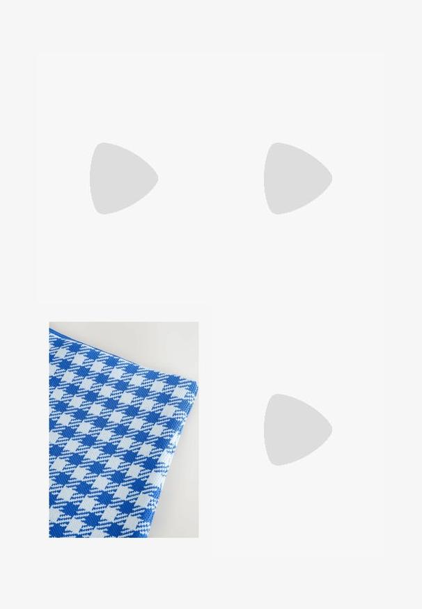 Sweatshirt blanc court à manches courtes, avec un col orné de bijoux. Texture lisse et design minimaliste.; Tissu à motif pied-de-poule bleu et bleu clair avec un design tricoté texturé, présentant une finition lisse et une apparence douce.; Chaussure slingback en cuir verni blanc avec un embout pointu, détails en or et un talon carré. Dotée d'une bride réglable et d'un design ajouré.; Des lunettes de soleil rondes avec une monture en métal doré, des verres dégradés bruns, des accents en plastique transparent sur les côtés et des branches à motif brun.; Montre carrée en métal argenté et doré avec un cadran gris clair, trois sous-cadrans et des accents dorés. Elle possède un bracelet texturé avec un design bicolore.