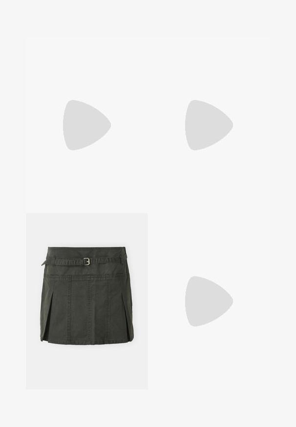 Levi's® Camiseta estampada - lavender blue; Minifalda de algodón verde oscuro con cintura ajustada, cinturón y pliegues frontales. Presenta detalles de costura y un corte clásico.; Botas de cuero negras hasta la rodilla con una textura suave, punta redondeada, suela gruesa y cierre de cremallera. Presenta un logotipo plateado en el lateral.; Pendientes de aro de plata que presentan cristales claros rectangulares y triangulares dispuestos en un patrón circular, con un poste central para el cierre.