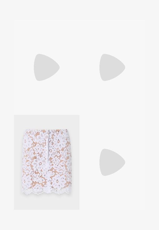 Versace Jeans Couture Topper langermet - rosa; Hvit blondekjole med blomstermønster, bølget kant og diskrete pynt. Har en tettsittende design og skjult glidelås bak.; Rosa lakkert skinnsandal med spiss tå og utskjæringsdetaljer. Har et svart belte merket "Versace Jeans Couture."; Rosa faux lærveske med en tynn skulderrem og logo i gulltone. Jevn tekstur med glidelås og kontrasterende mørke kanter.