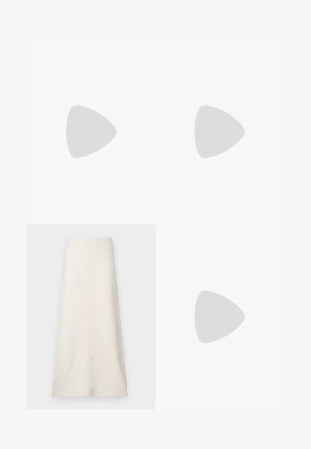 Felpa corta rosa con collo tondo, maniche corte e dettagli di cucitura a contrasto. Presenta un piccolo logo ricamato sul bordo.; Gonna in spugna color crema, lunghezza ginocchio, realizzata in tessuto textured, con una vita a coste e un design morbido e fluido.; Sneaker bianco realizzato in materiale sintetico liscio, con punta arrotondata, design con lacci, suola piatta e delicati dettagli perforati.; Borsa tote in vera pelle marrone con doppie maniglie, presenta cuciture a contrasto e un design spazioso, adatta per l'uso quotidiano.