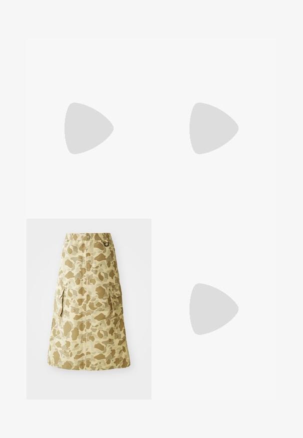 Bílý bavlněný tričko s vysokým kulatým výstřihem a krátkými rukávy. Na hrudi je vytištěno slovo "PEGADOR" černou barvou uprostřed.; Khaki sukně s maskáčovým vzorem, vyrobena z hladkého materiálu, s elastickým pasem a dvěma bočními kapsami.; Lehké tenisky s vrchní částí ze síťoviny v béžové a krémové barvě, s výrazným logem "N", polstrovanou podrážkou a texturovanými detaily.; Béžová nubuková kabelka s nařaseným látkovým poutkem, dvěma předními kapsami se stažitelnými uzávěry a jemnými texturovými akcenty.