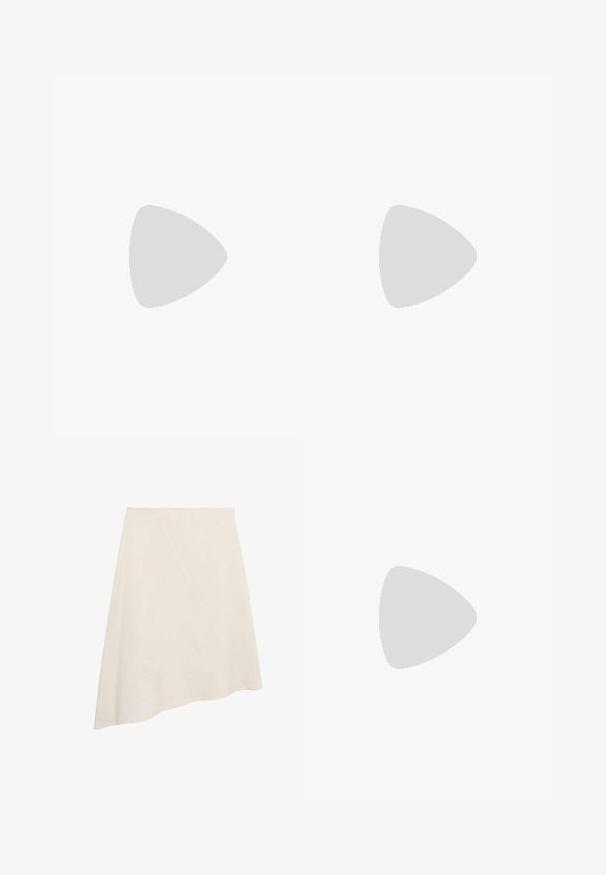 Lichtgrijze longsleeve top met off-shoulder ontwerp en zwarte accenten. Beschikt over een ronde halslijn met strikdetail op de rug. Gemaakt van een katoenmix.; Asymmetrische beige rok van gladde stof, met een diagonale naad voor ontwerpelement en een knielange snit.; Hoge zwarte neplederen laarzen met een ronde neus, accentriem met gespsleutel en een brede hak. Glad textuur en verticale naad op de schacht.; Marineblauwe suède handtas met een slouchy ontwerp, brede schouderbanden en zichtbare stikdetails op het lichaam.